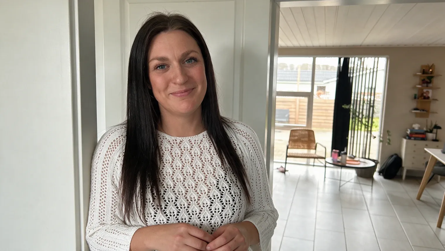 Ditte fra Shinely i døråbningen til et lyst hjem